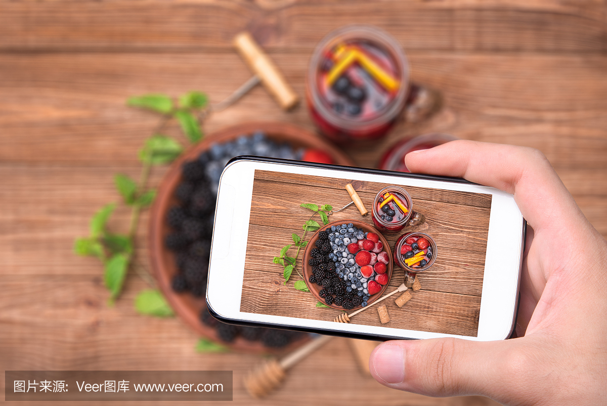 紅酒桑格利亞配新鮮漿果。